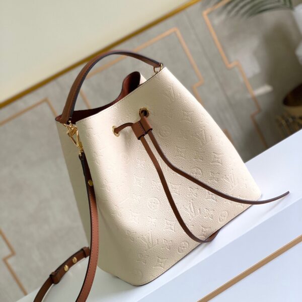 Louis Vuitton Crossbody Bags 26cm White
